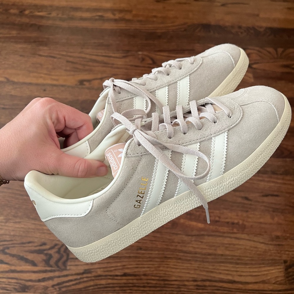 adidas Originals Cream White Sneakers Sleek Design - Picture 4 of 6